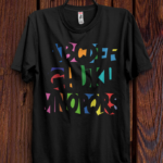 t-shirt-nera-alfabeto-colorato